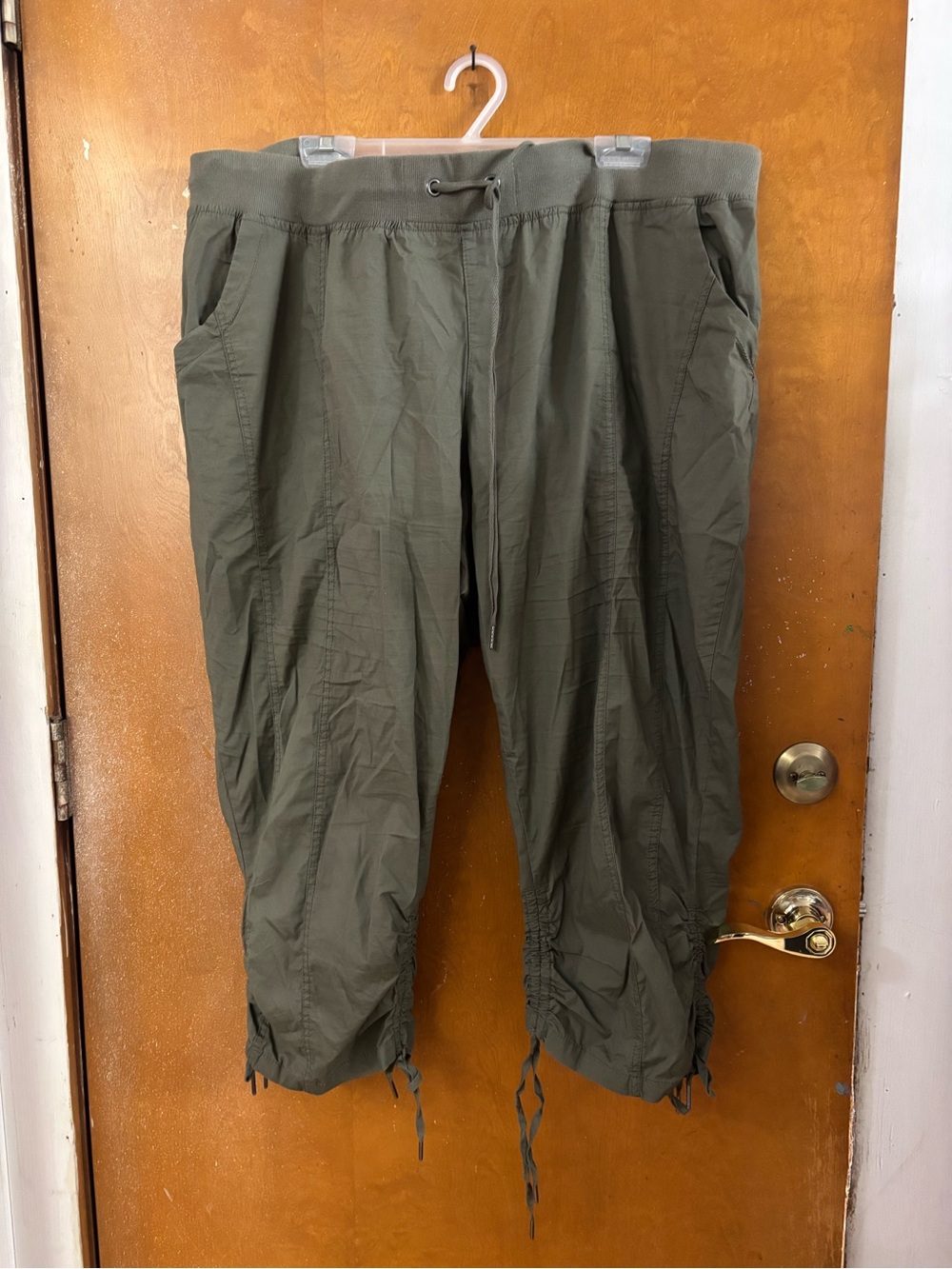 Torrid pull on crop pants. Size 22